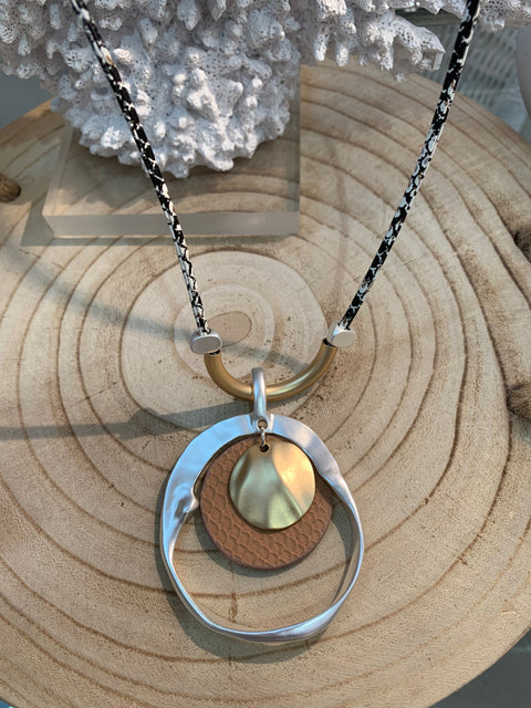 Metallic Disc Pendant Necklace